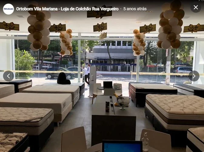 Área interna da Ortobom Vila Mariana com colchões em exposição